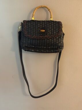 Cute vintage faux leather woven bag.